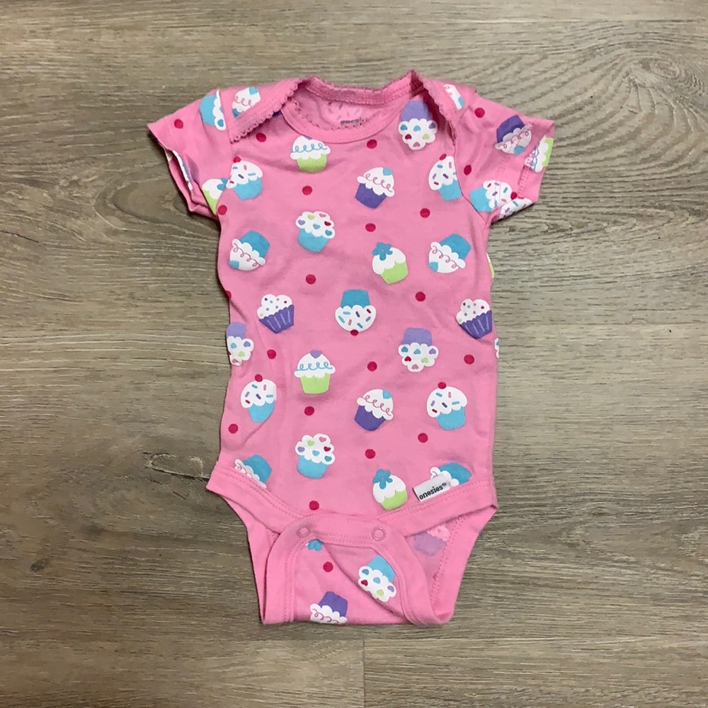 Onesies cupcake baby girl short sleeve bodysuit.